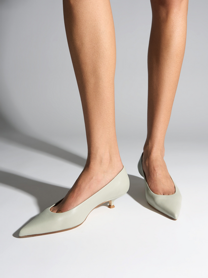 Aeyde | Cari Pointed-Toe Pumps Leather Pumps for Women | Cloud Nappa | Pointed Toe | Low Heel | On Feet