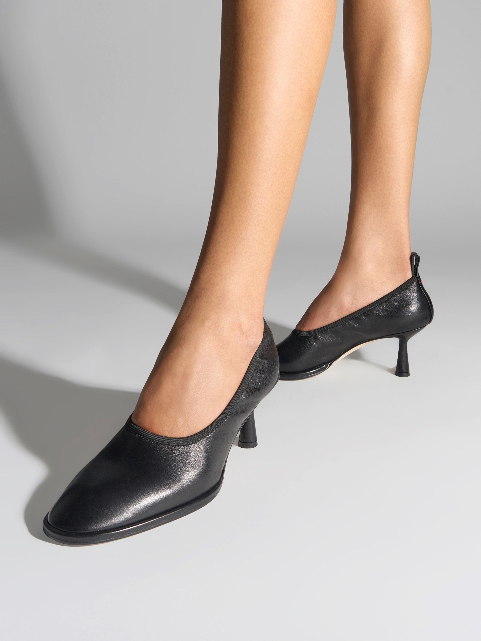 Aeyde | Giulia Stiletto Pumps Leather Pumps for Women | Black Nappa | Round Toe | Mid Heel | On Feet