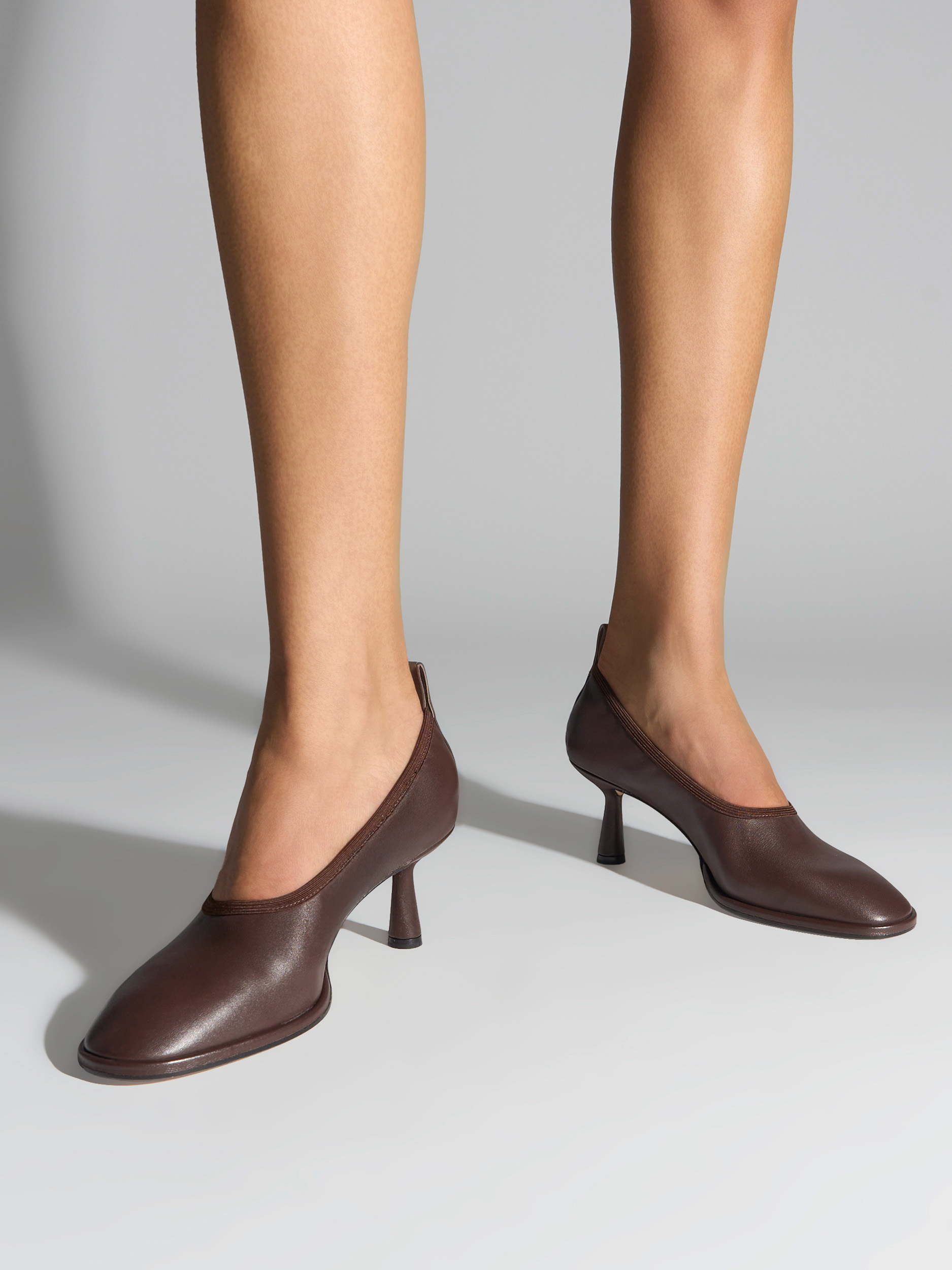 Aeyde | Giulia Stiletto Pumps Leather Pumps for Women | Moka Nappa | Round Toe | Mid Heel | On Feet
