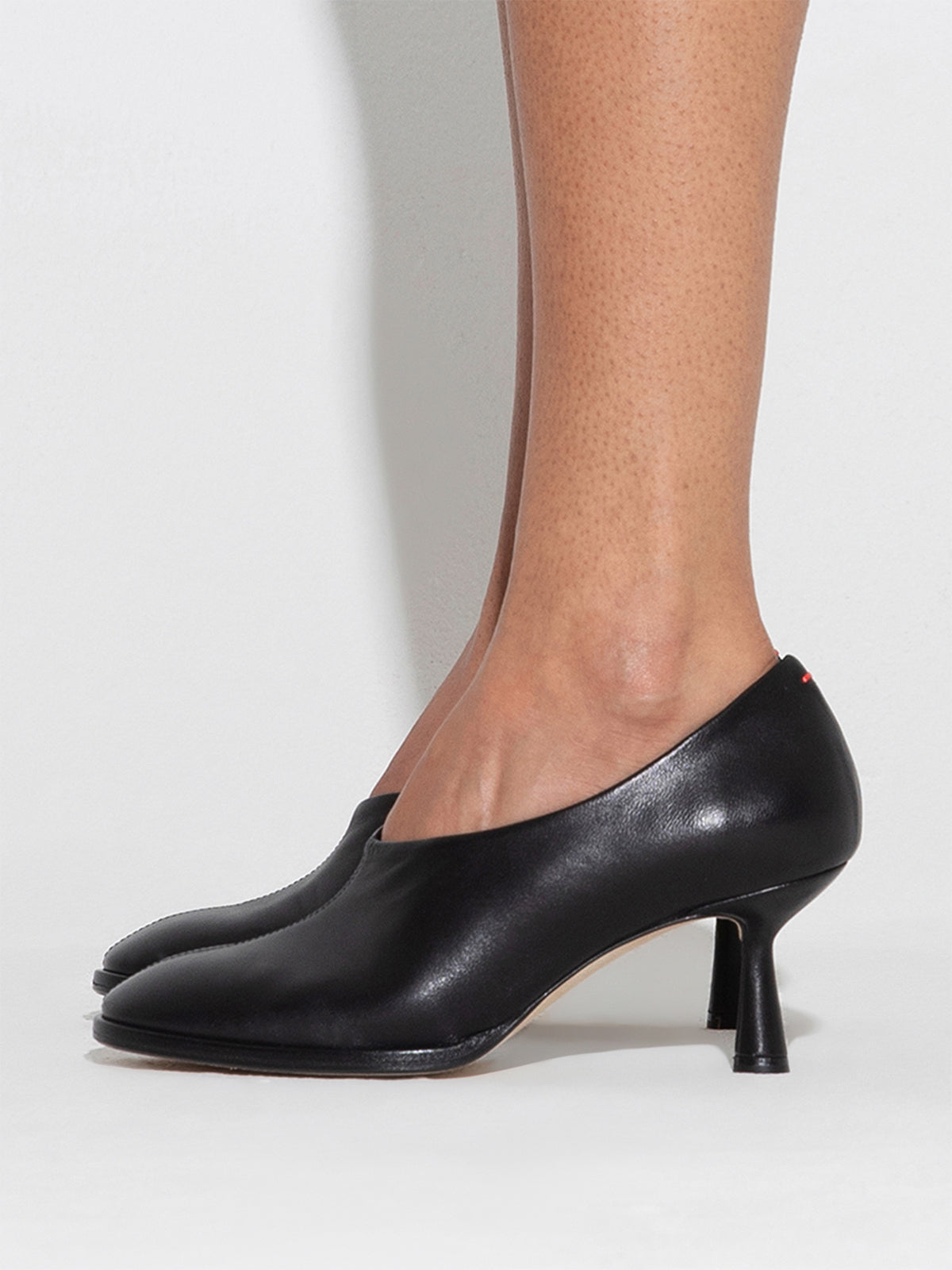 Aeyde | Izzy Leather Pumps Leather Pumps for Women | Black Nappa | Round Toe | Mid Heel | How to Style