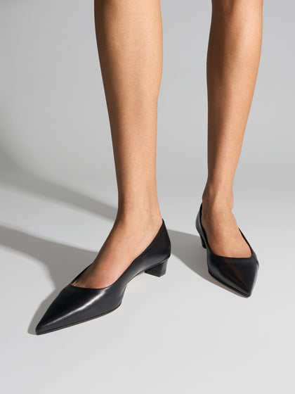 Aeyde | Judi Suede Pointed Pumps Leather Pumps for Women | Black Nappa | Pointed Toe | Low Heel | On Feet