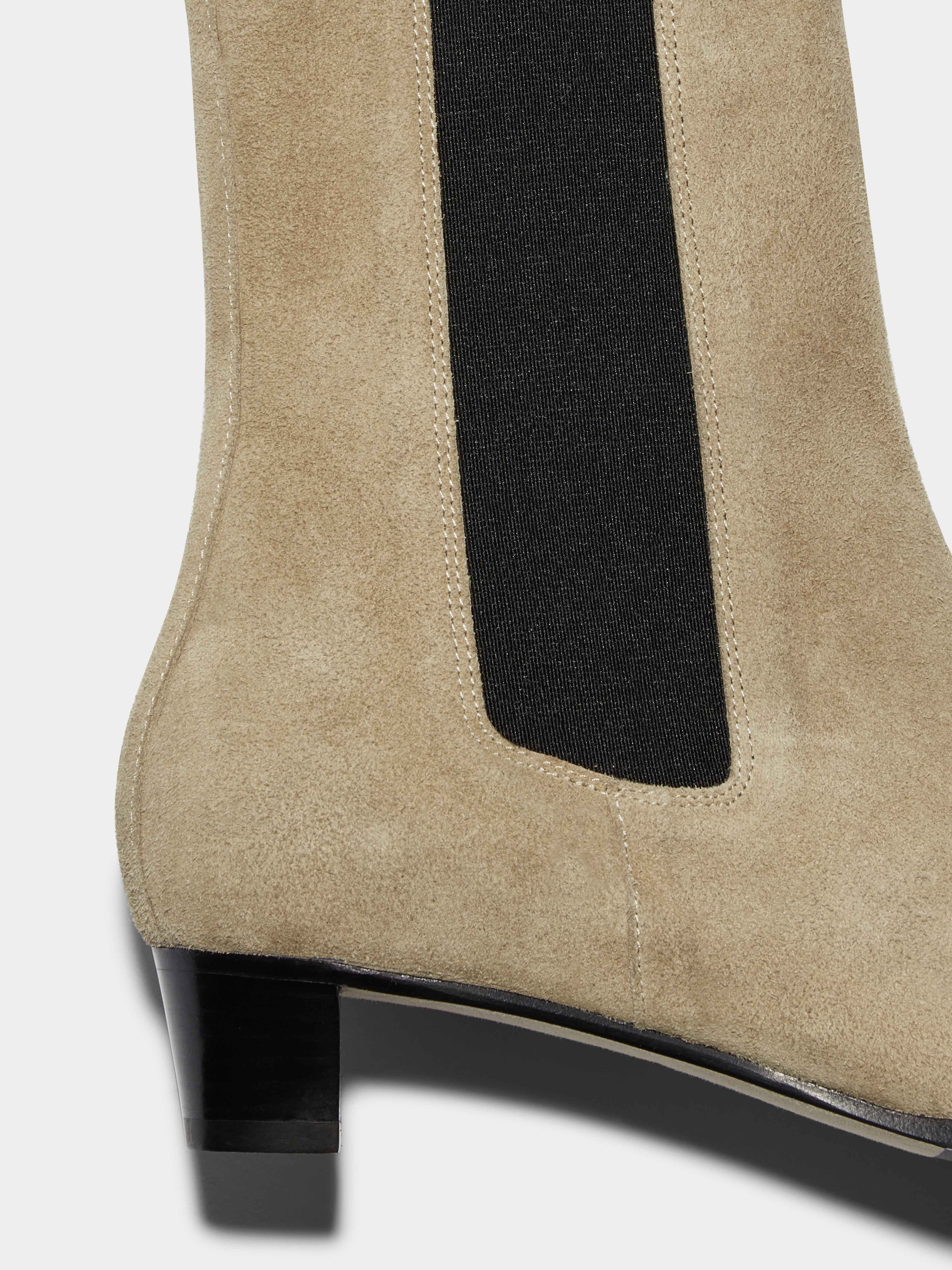 Aeyde | Kiki Suede Chelsea Boots Leather Ankle Boots for Women | Caramel Suede | Pointed Toe | Low Heel | Heel Details