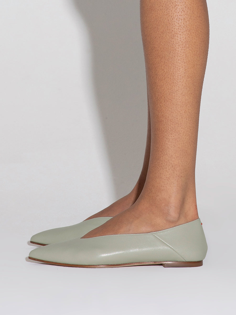 Aeyde | Moa Leather Ballet Flats Leather Flats for Women | Cloud Nappa | Pointed Toe | Flat Heel | How to Style