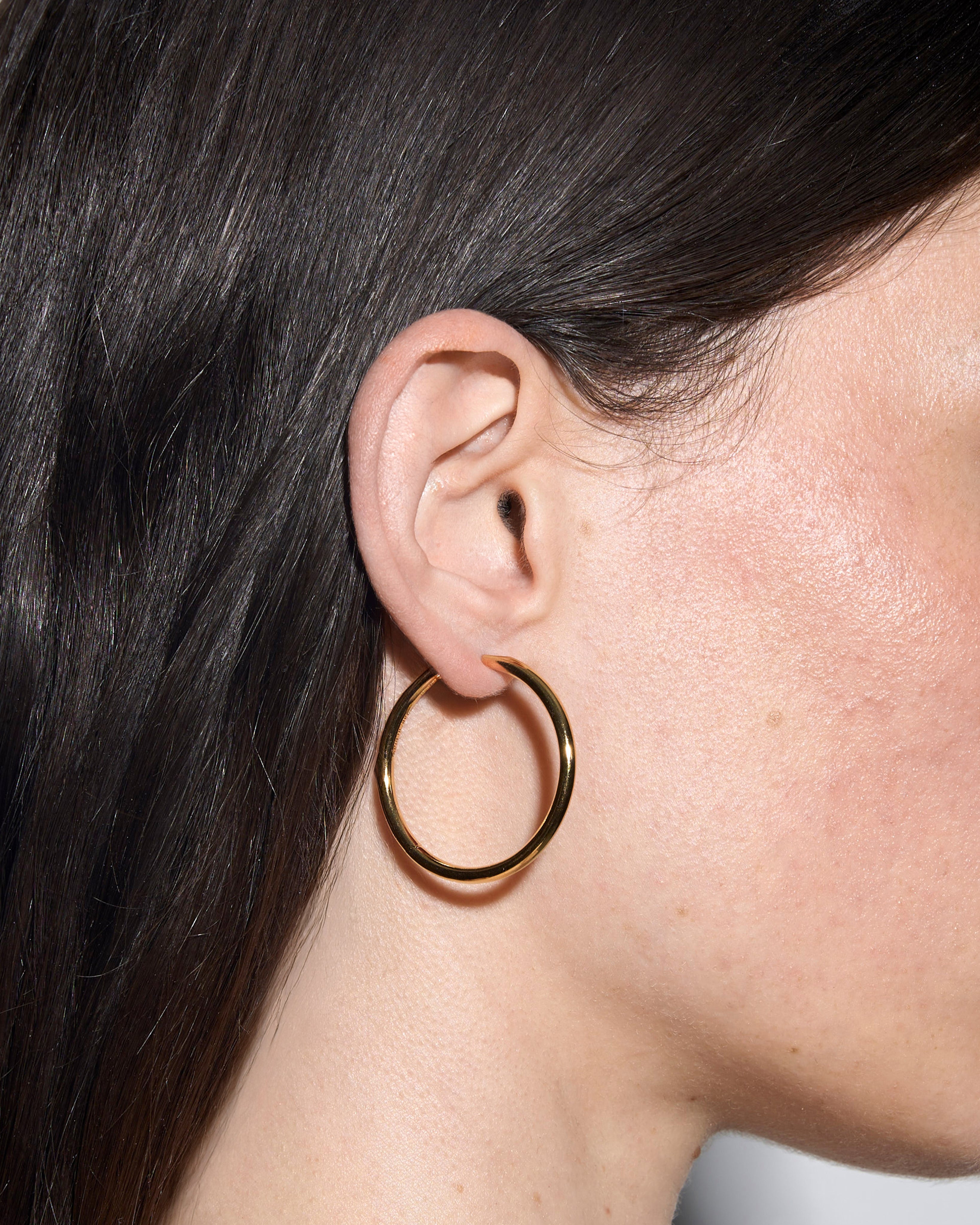 Aeyde | Elona Large 18kt Gold-Plated Hoop Earrings for Women | Luxury Materials | Handmade in Italy | On Model