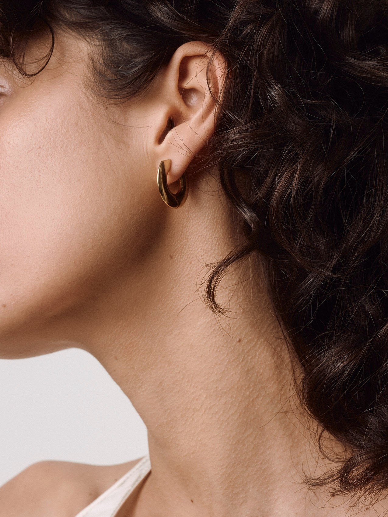 Aeyde | Ada Medium 18kt Gold-Plated Hoop Earrings for Women | Luxury Materials | Handmade in Italy | On Model