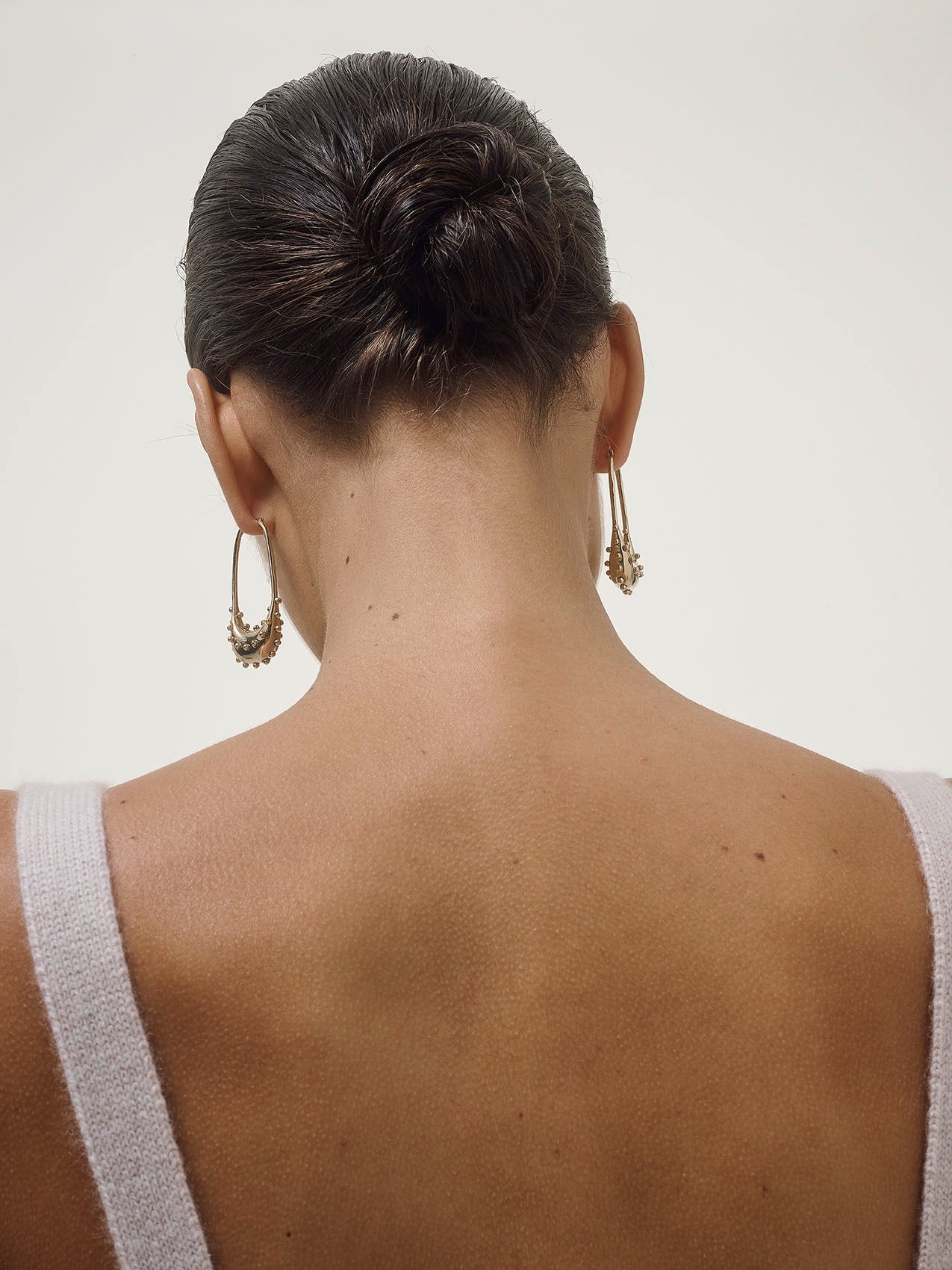 Aeyde | Ellen 18kt Gold-Plated Hoop Earrings for Women | Luxury Materials | Handmade in Italy | On Model